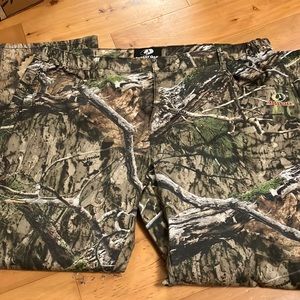 Men’s mossy oak camouflage pants.